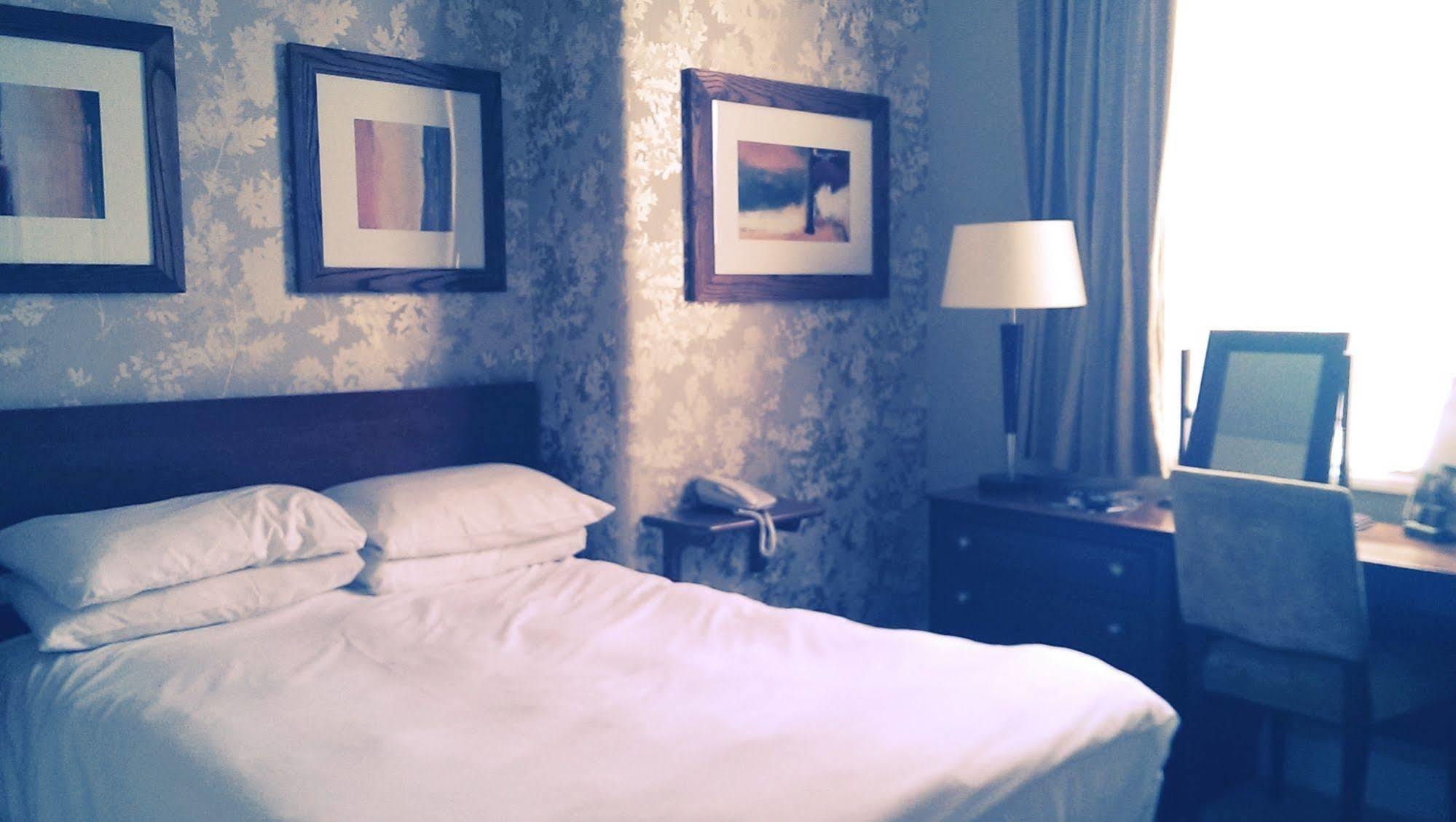 The Bell Hotel & Inn By Greene King Inns Воберн Екстер'єр фото