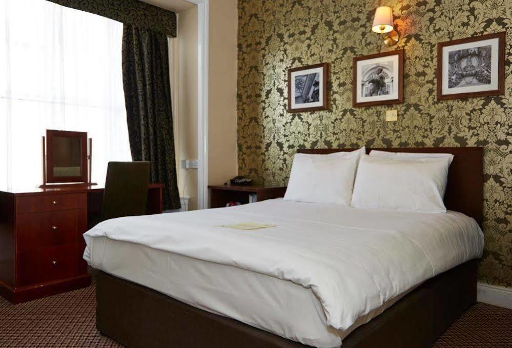 The Bell Hotel & Inn By Greene King Inns Воберн Екстер'єр фото