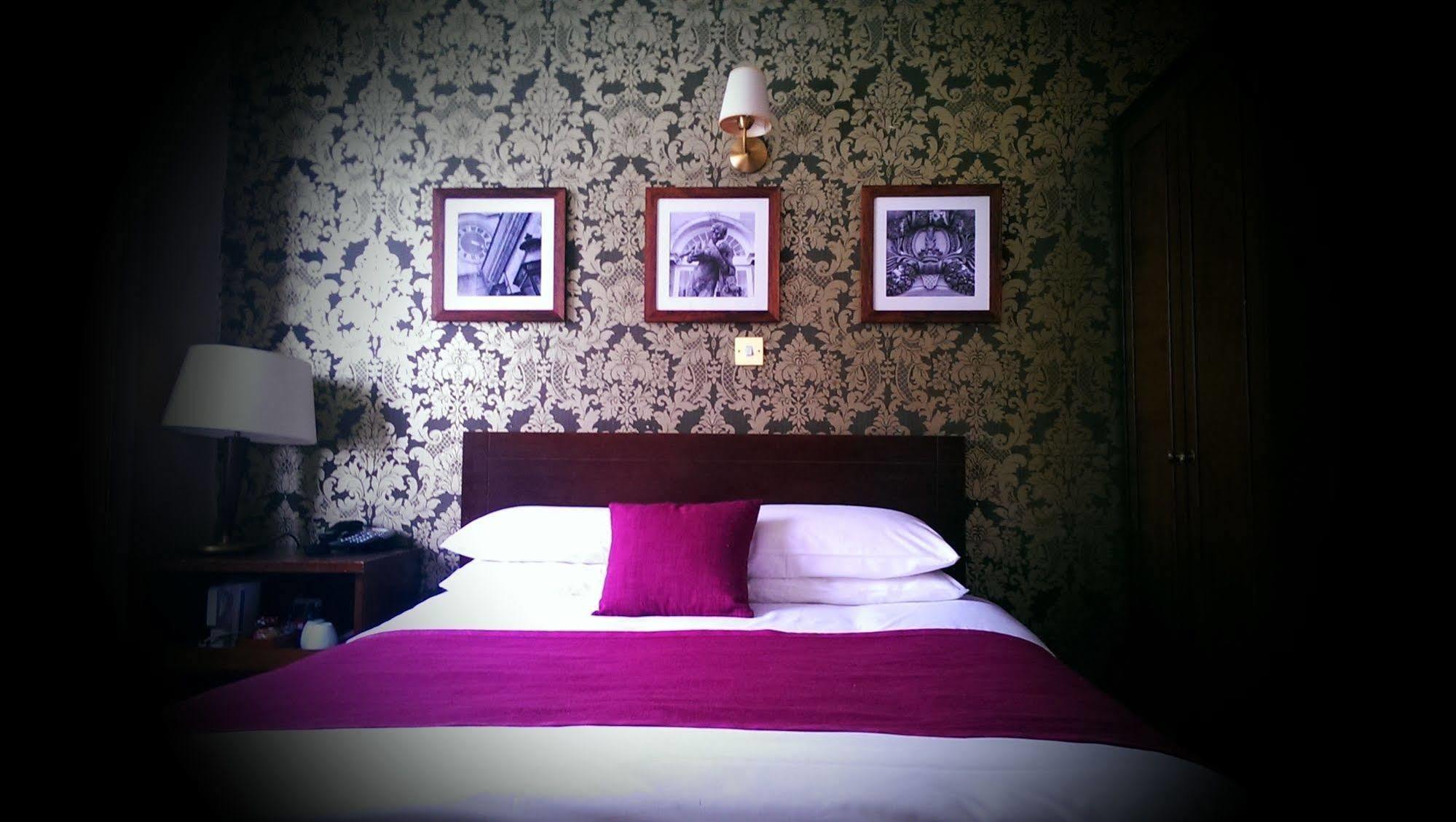 The Bell Hotel & Inn By Greene King Inns Воберн Екстер'єр фото